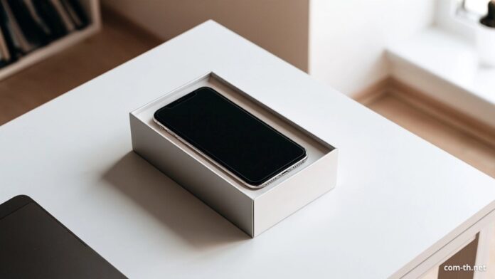 มือถือ iPhone ไว้ข้างกล่องเครื่อง หน้าจอแสดงหน้าการตั้งค่าตรวจสอบการรับประกัน มือถือ iPhone ไว้ข้างกล่องเครื่อง หน้าจอแสดงหน้าการตั้งค่าตรวจสอบการรับประกัน